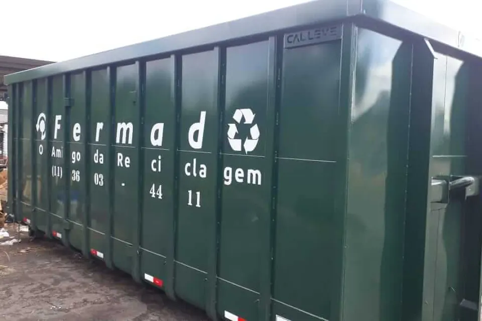 Caçambas roll-on verdes da Fermad estacionadas no pátio