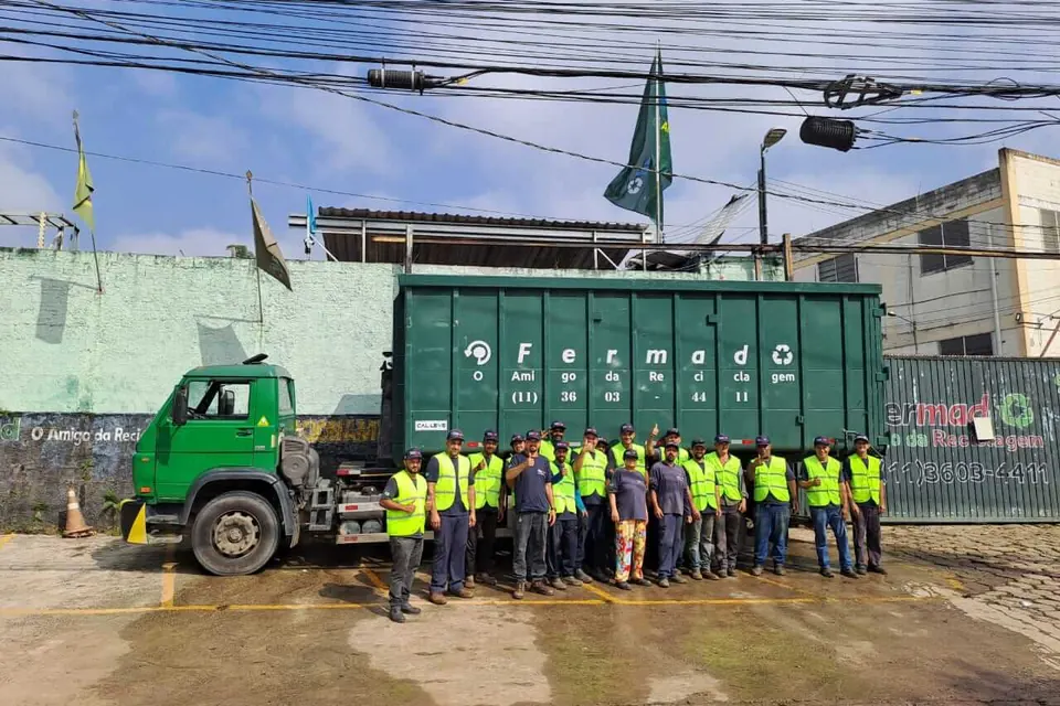 Equipe da Fermad com a caçamba roll-on