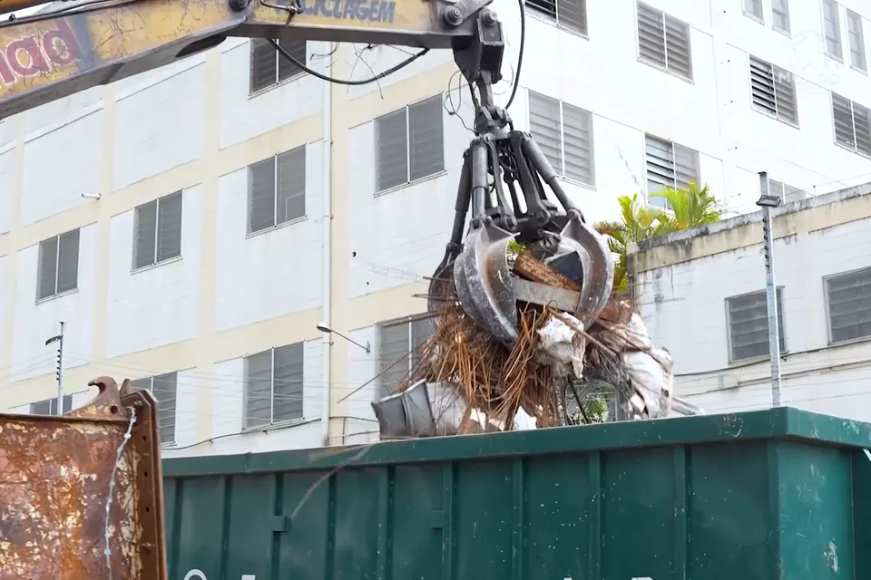 Garra carregando sucata na caçamba