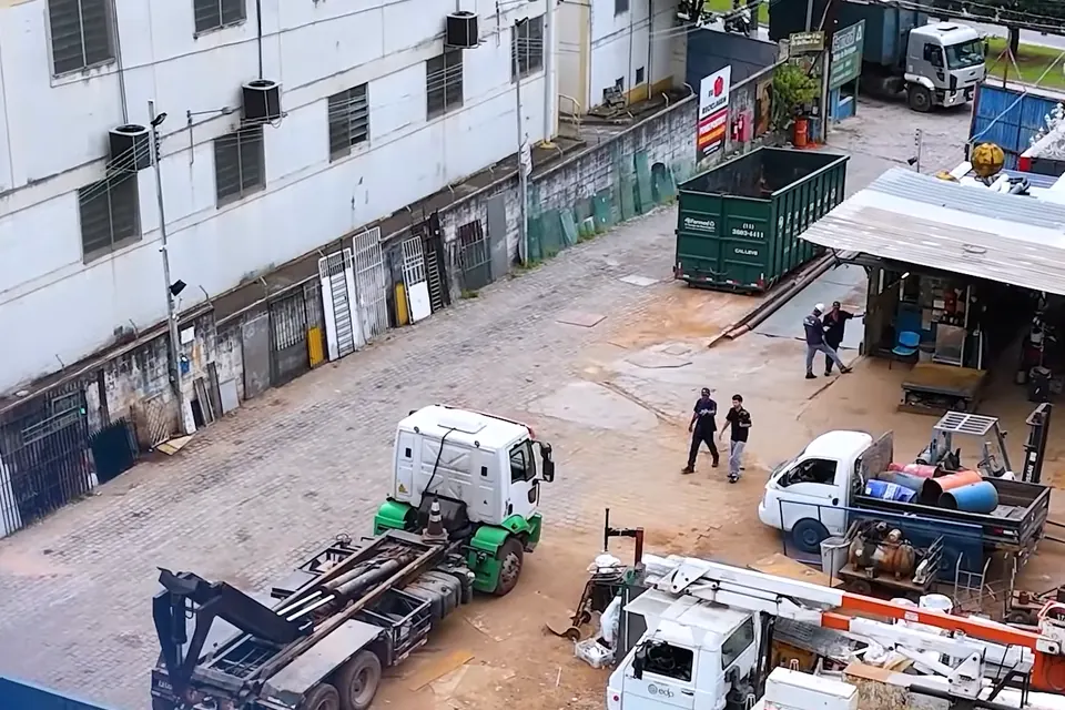 Caminhões roll-on e munck da Fermad no pátio em Osasco